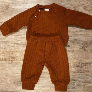 Rust orange colored matching set. 0-3 months. Fits more like 3-6.